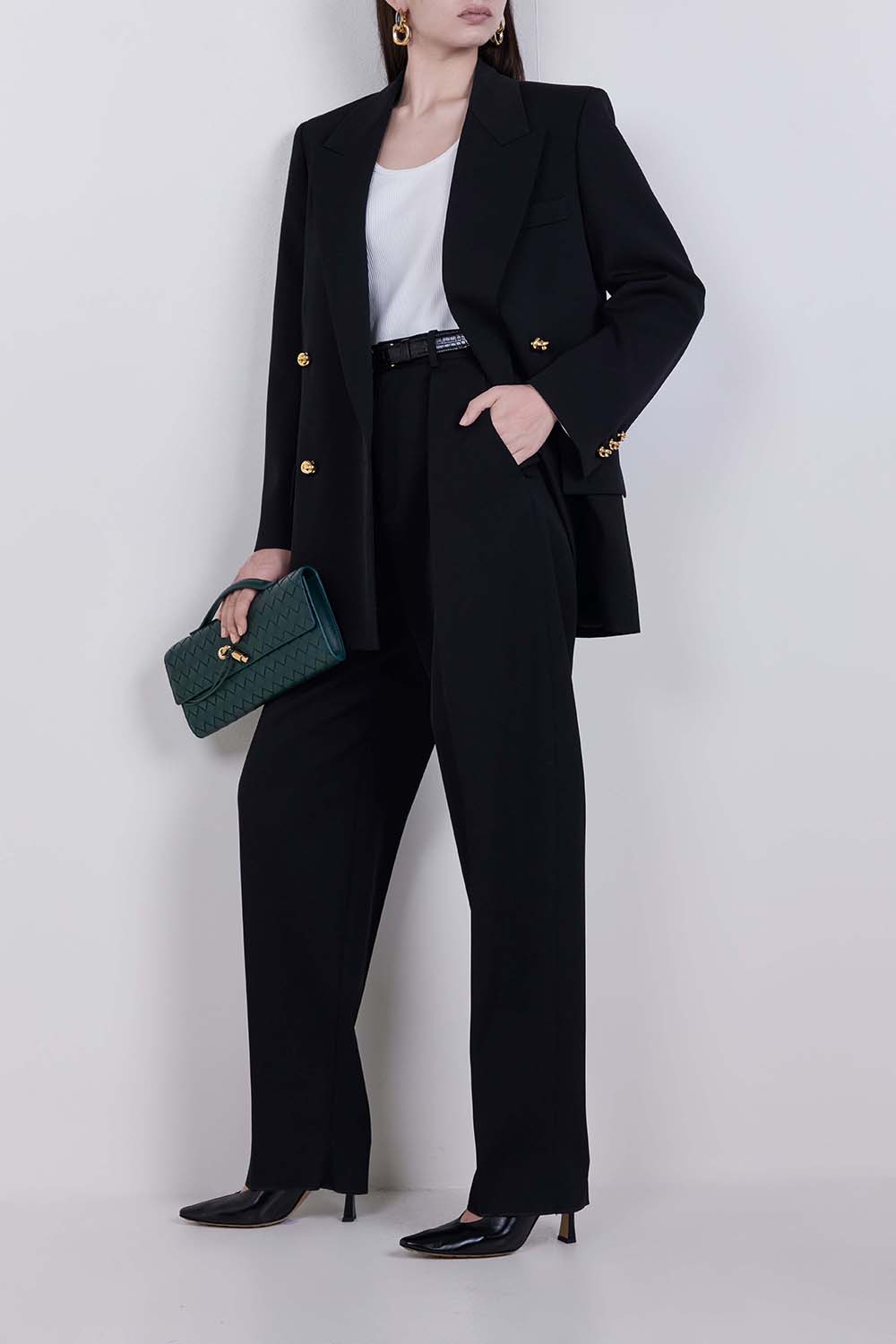 מכנסיים שחורים מחויטים